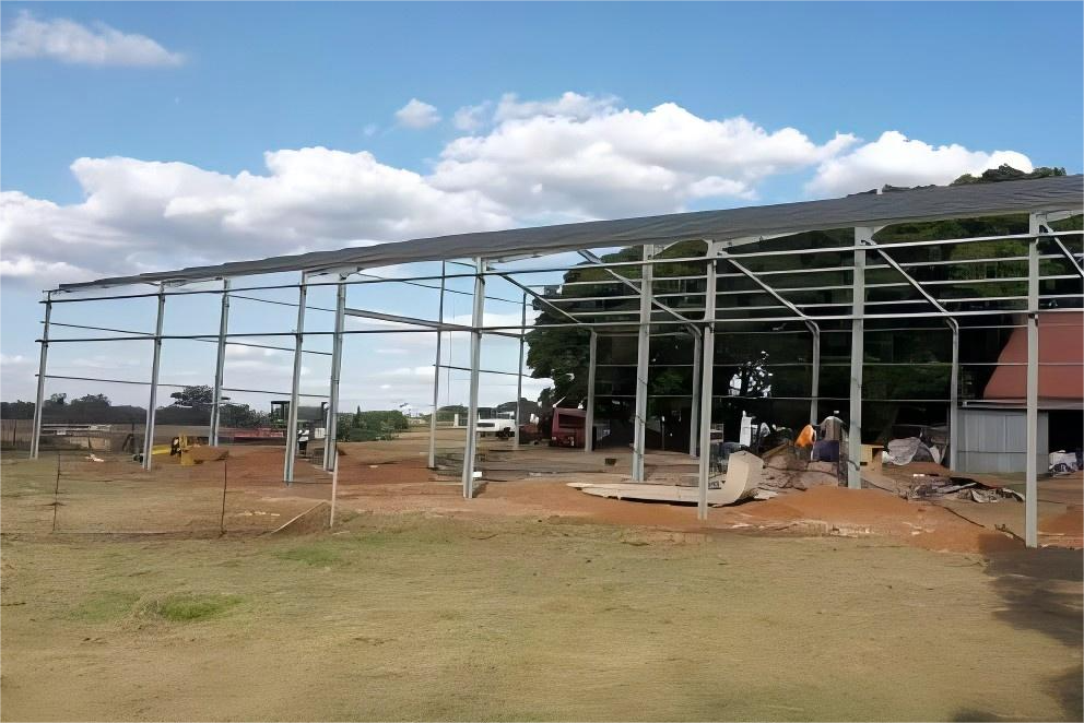 Durable Light-Steel Agricultural Building – Ideal for Equipment Storage and Livestock Housing - Image 2